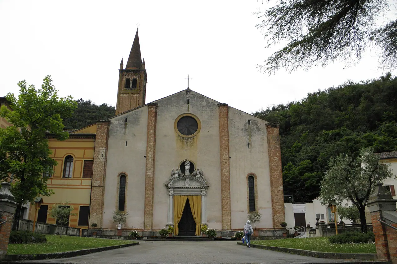 La fachada del santuario de la Madonna della Salute en Monteortone