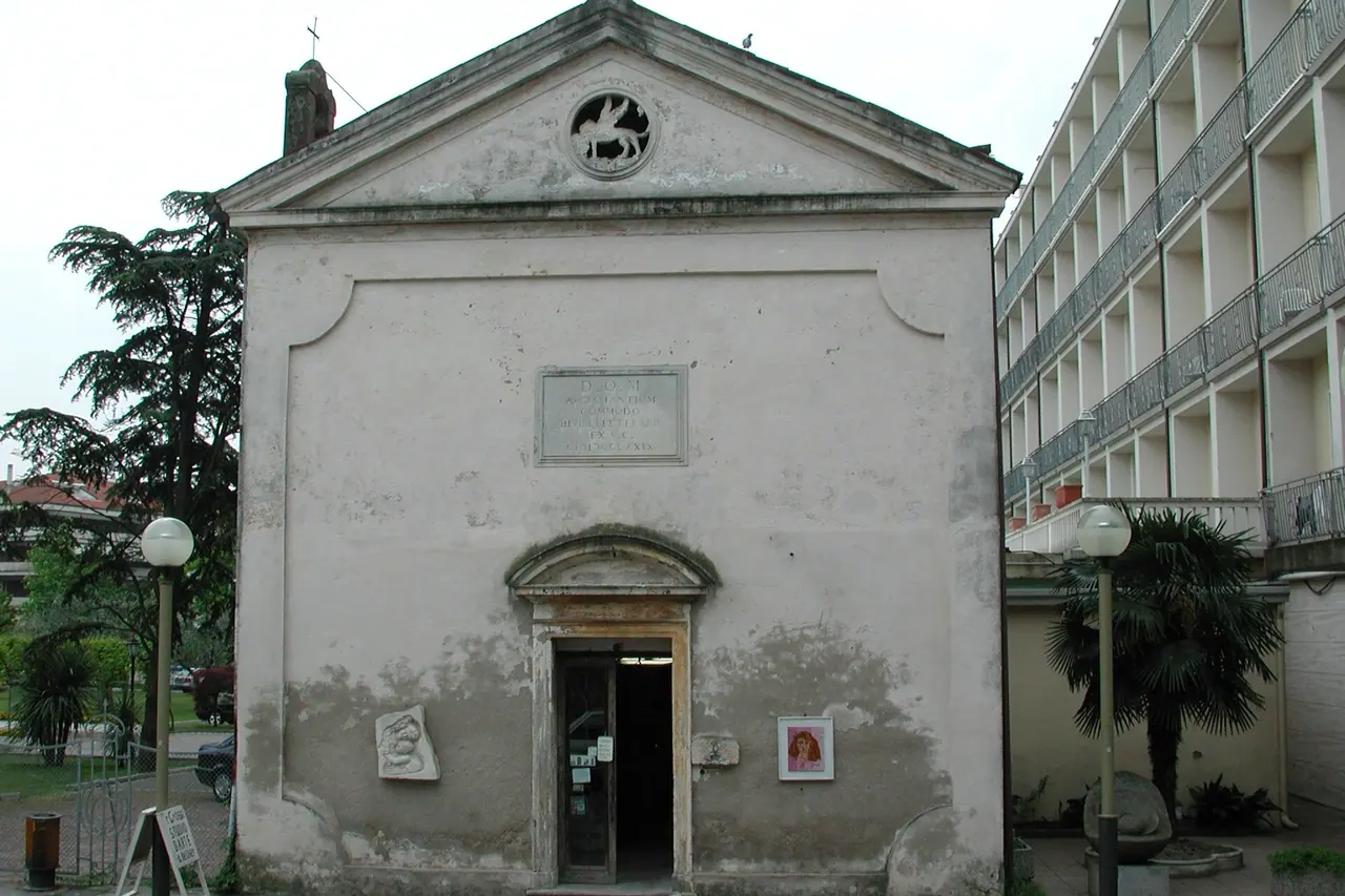 El antiguo oratorio de Montirone junto al parque de Montirone en Abano Terme