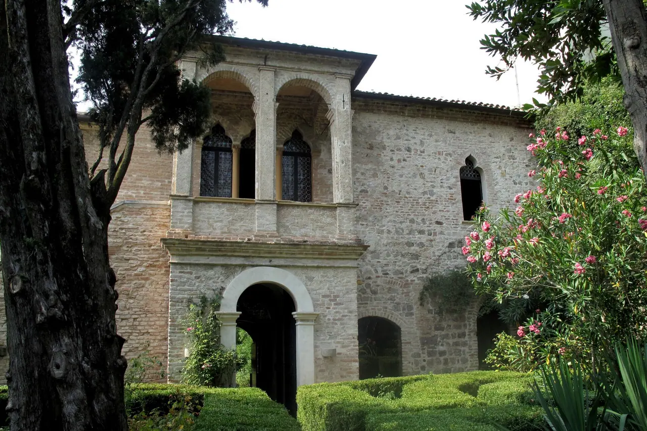 La fachada de piedra y la logia de la casa de Petrarca en Arquà Petrarca