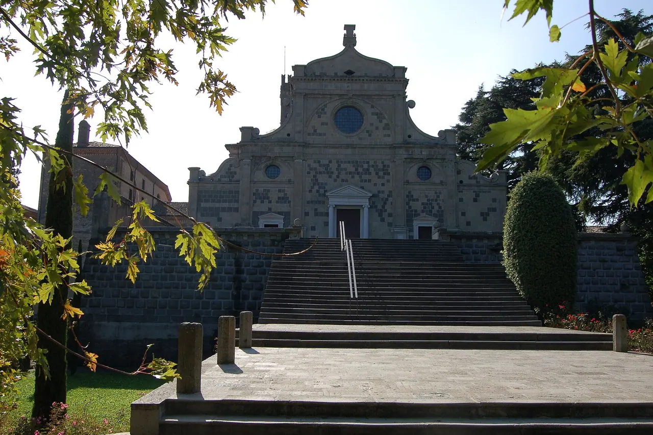 La iglesia abacial y la escalinata de piedra de la entrada en Praglia