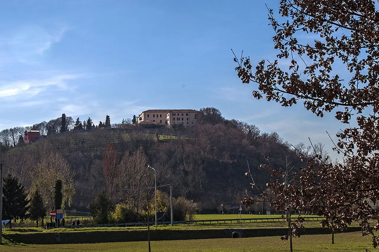 El monasterio de San Daniele en su colina arbolada