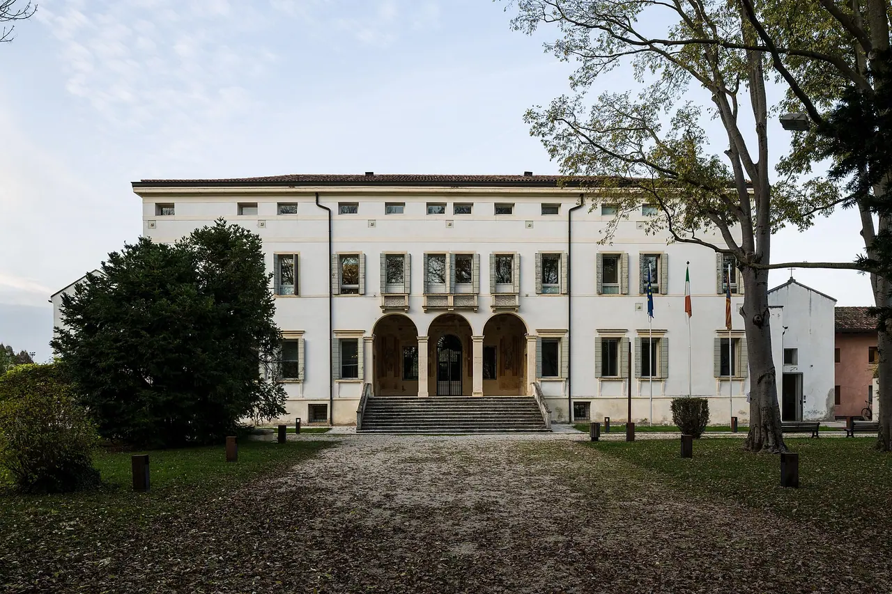 La fachada histórica de Villa Bassi Rathgeb en Abano Terme