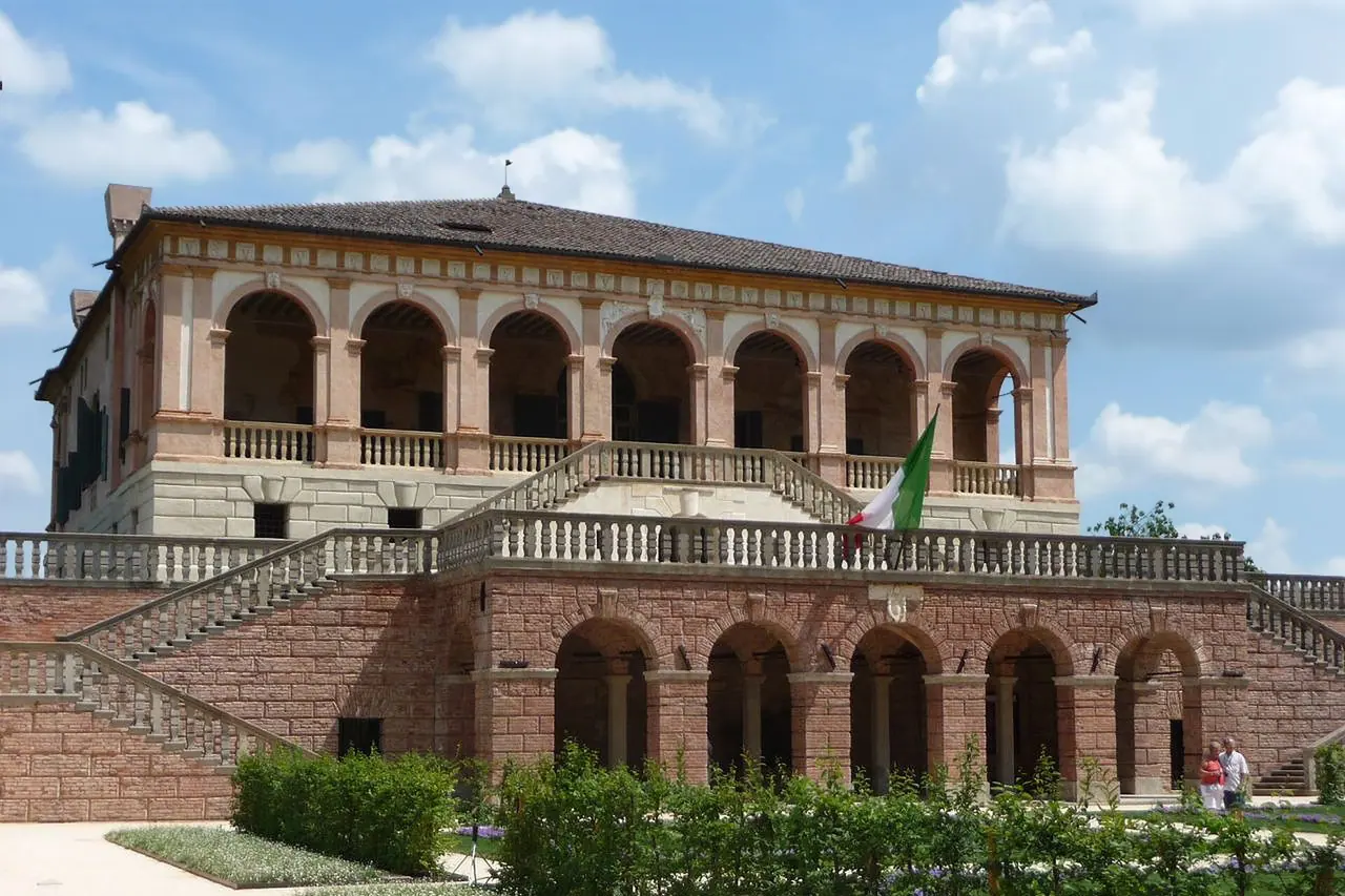 La logia porticada y la escalera de Villa dei Vescovi
