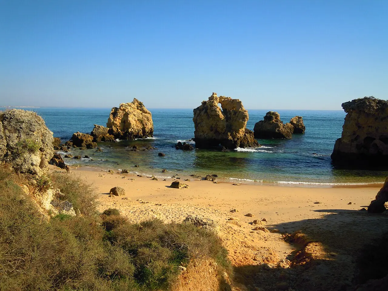 Formaciones rocosas y la pequeña playa de la Praia dos Arrifes
