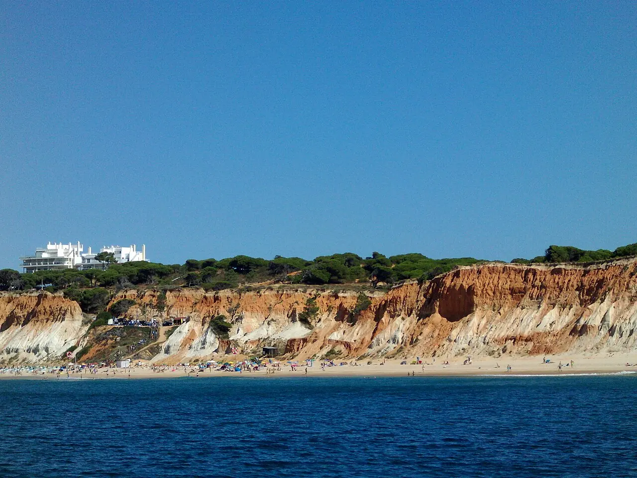 El largo litoral y los acantilados de colores de la playa de Falésia