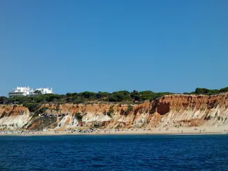 Η μεγάλη ακτογραμμή και οι πολύχρωμοι γκρεμοί της παραλίας Falésia