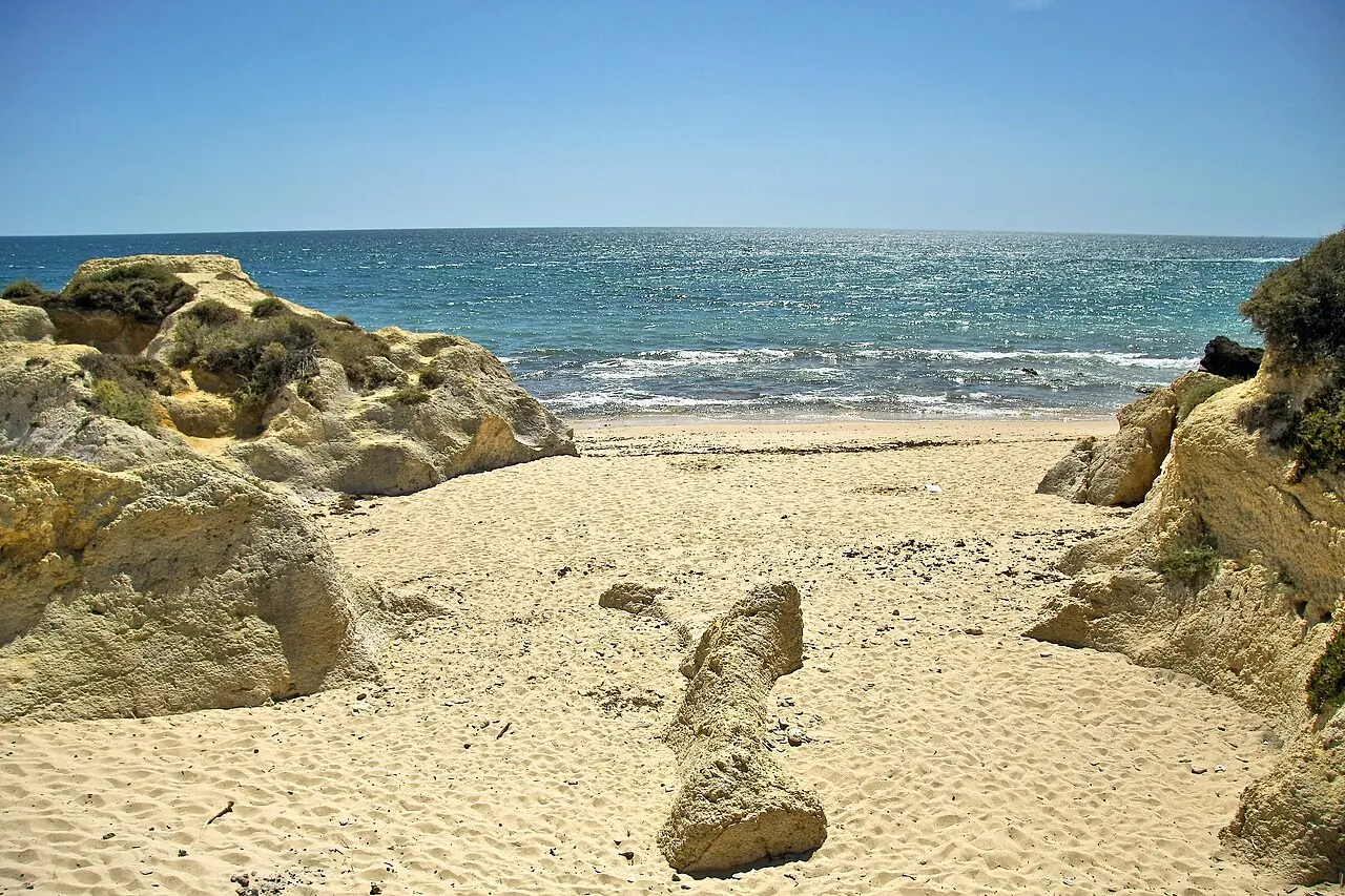 La Praia da Galé Leste, con arena y rocas bajas junto a la costa