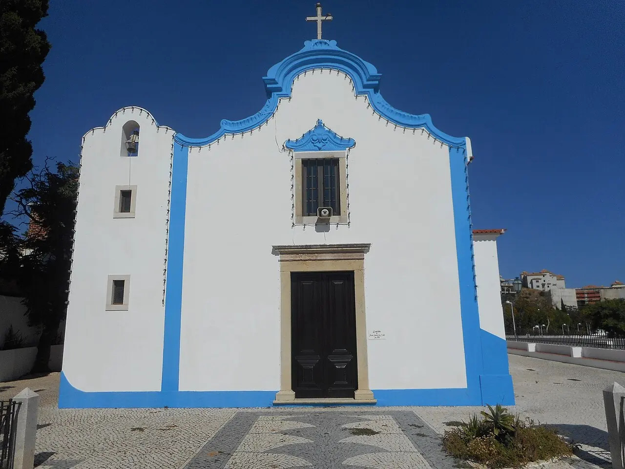 La ermita encalada de Nossa Senhora da Orada cerca del puerto deportivo de Albufeira