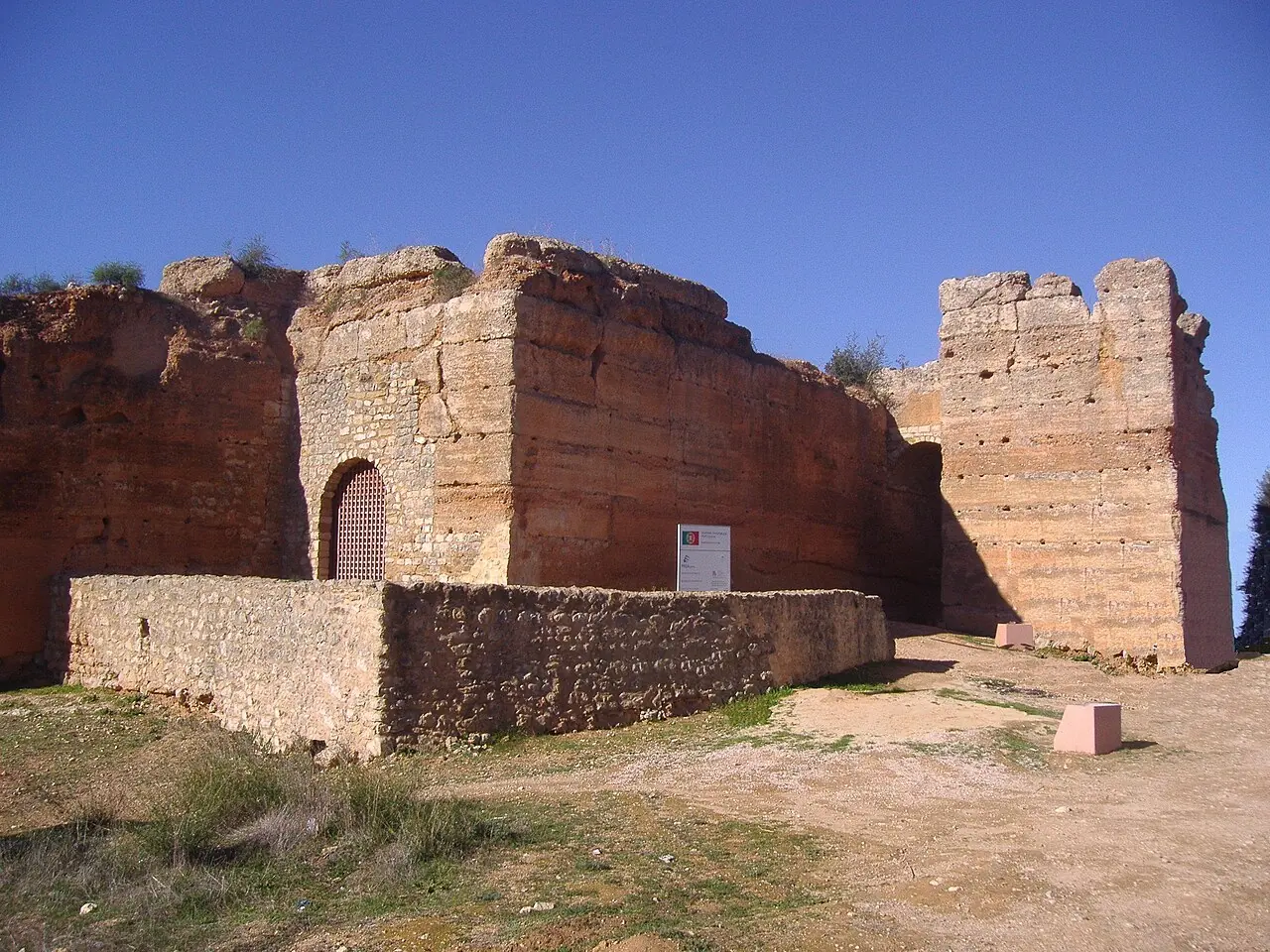 Los restos del castillo de Paderne en el paisaje del interior