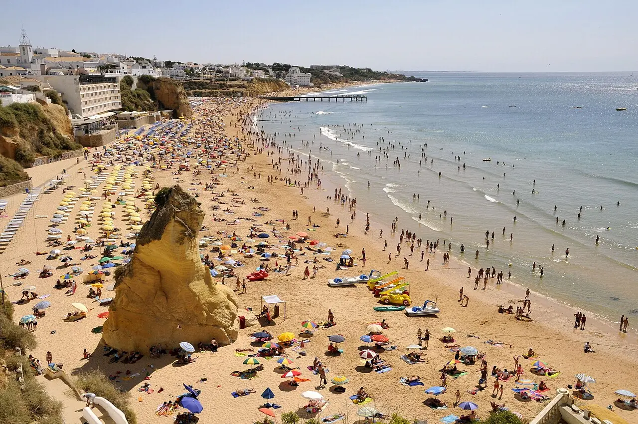 La Praia do Peneco y el frente marítimo histórico de Albufeira