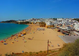 Η Praia dos Pescadores κάτω από τα κτίρια της παλιάς πόλης της Αλμπουφέιρα
