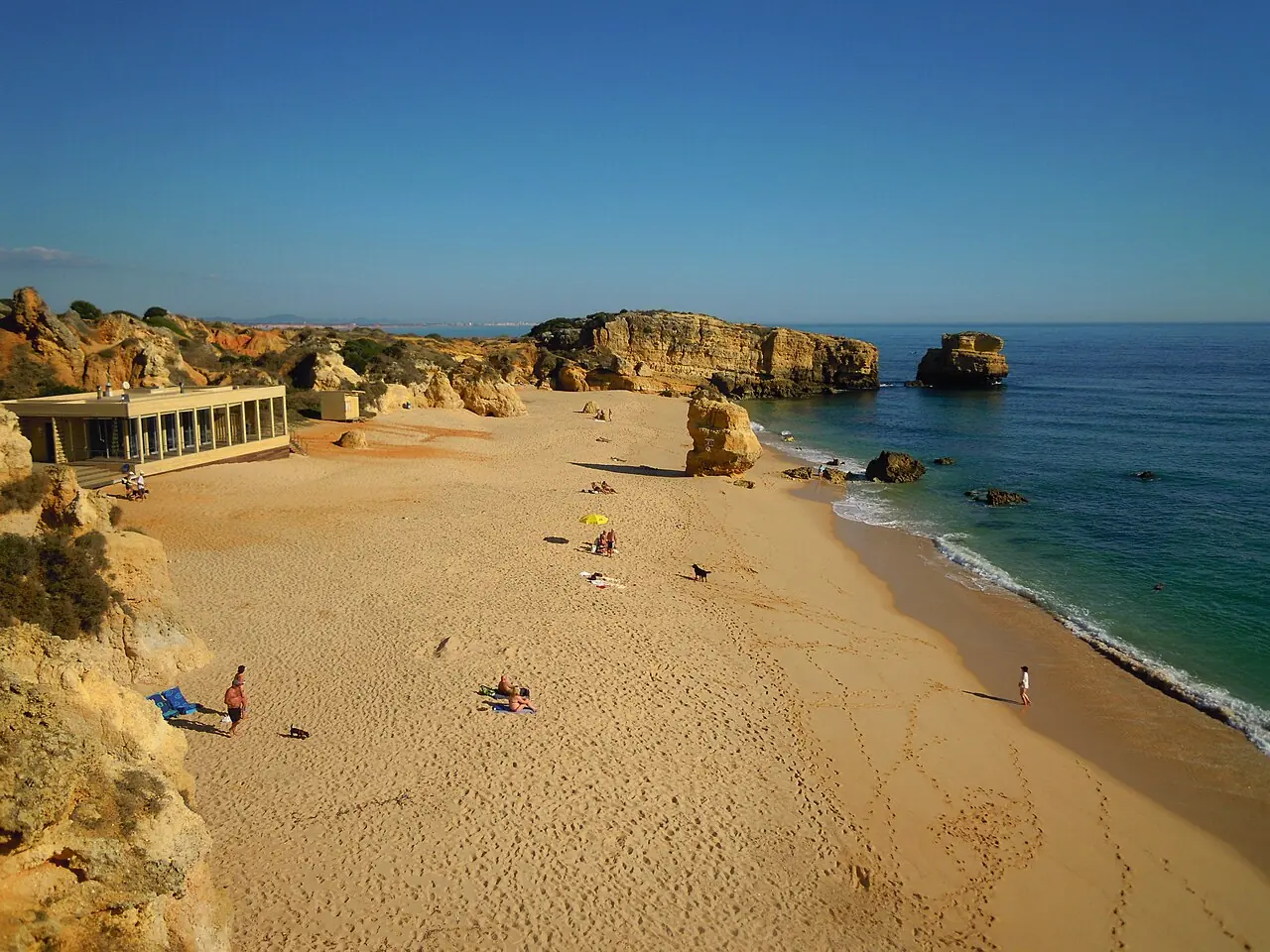 La arena y las rocas esculpidas de la Praia de São Rafael