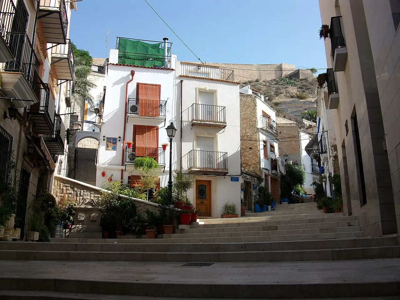 Whitewashed buildings and stepped streets in Alicante's Santa Cruz quarter