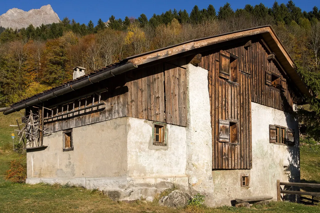 Una casa histórica de madera en Heididorf, sobre Maienfeld