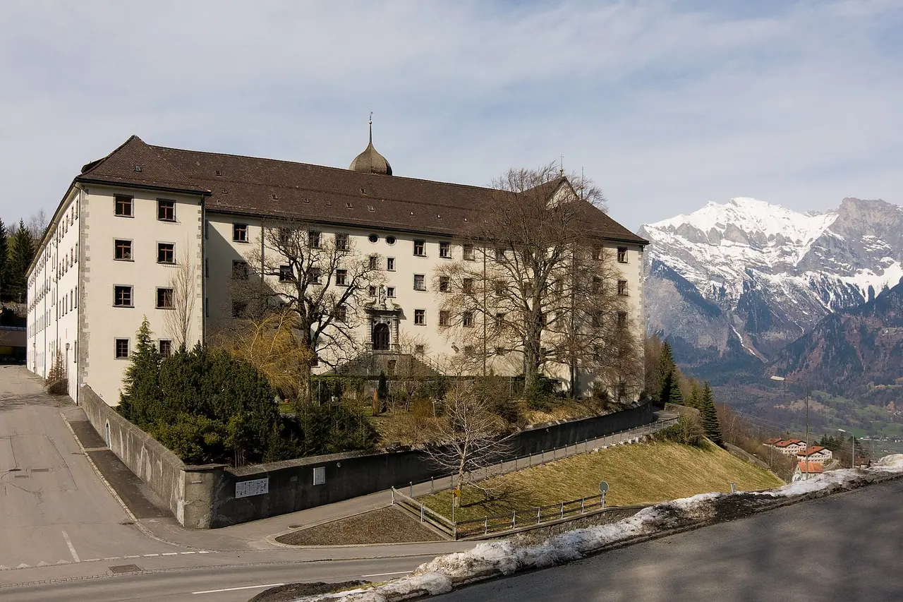 Los edificios de la antigua abadía de Pfäfers en su entorno de pueblo