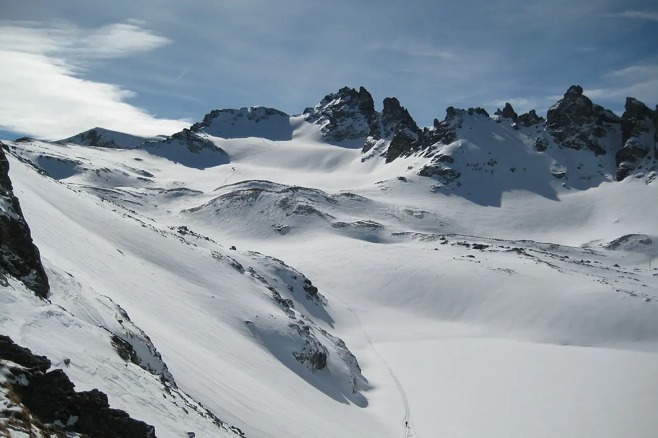 La cumbre nevada del Pizol en un paisaje alpino
