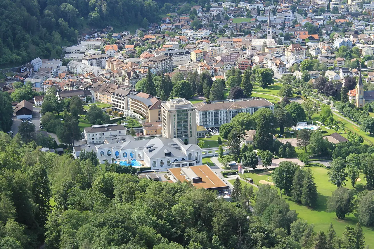 El complejo y los jardines del Grand Resort Bad Ragaz vistos desde arriba