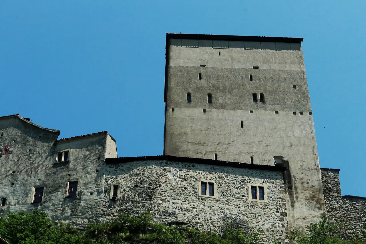 Los muros de piedra y la torre del castillo de Sargans
