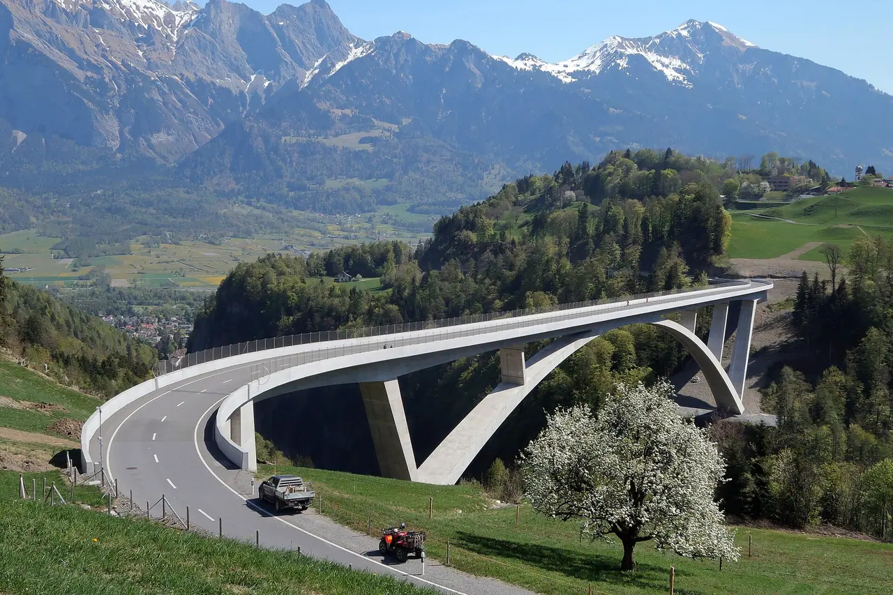 El arco del puente del Tamina sobre el valle