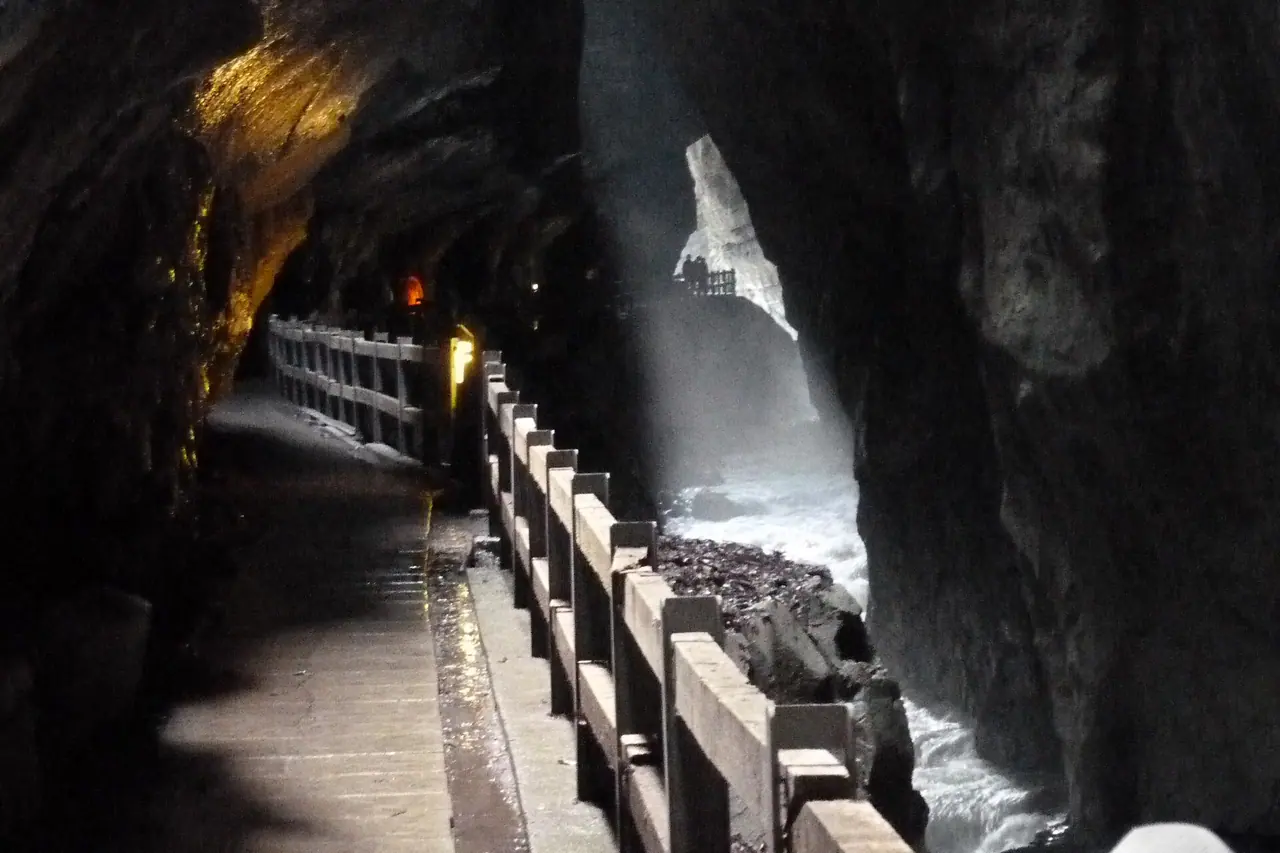 La pasarela para visitantes entre las paredes de roca escarpadas de la garganta del Tamina