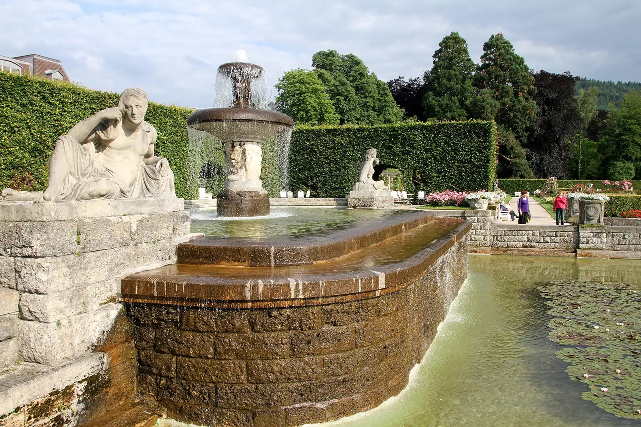 The fountain and formal planting of the Goenneranlage