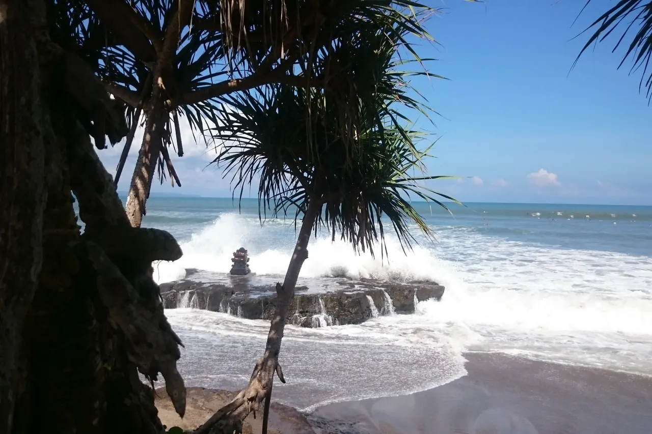 Surf breaking at Batu Bolong Beach in Canggu