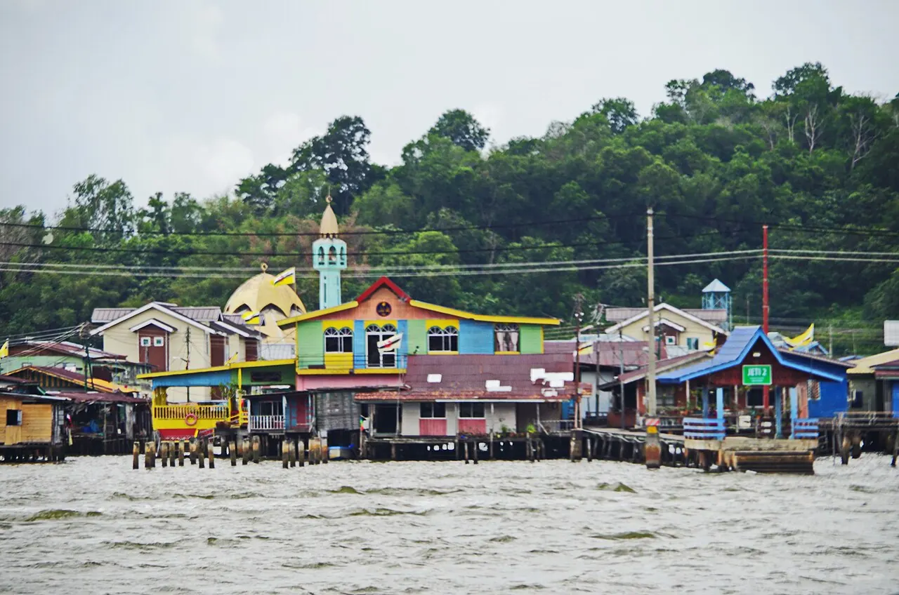 Stilt buildings and a colourful mosque in Kampong Ayer above the Brunei River