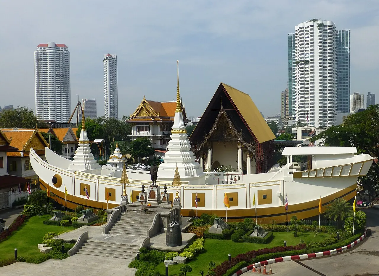 Wat Yannawa's concrete Chinese-junk monument and temple buildings near Saphan Taksin