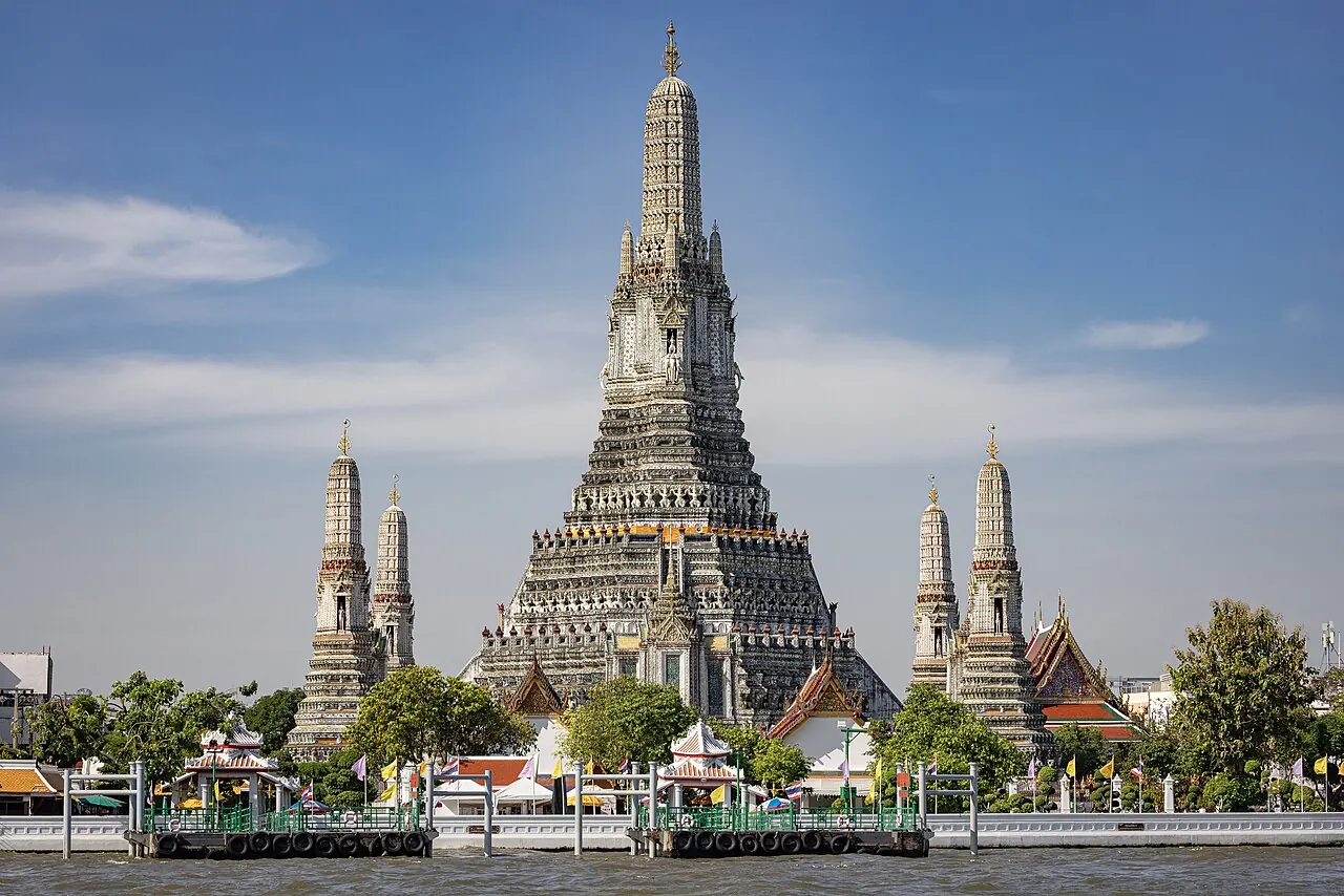 Wat Arun's central prang and surrounding temple buildings in Bangkok