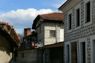 Murs de pierre et détails en bois dans les rues anciennes de Bansko
