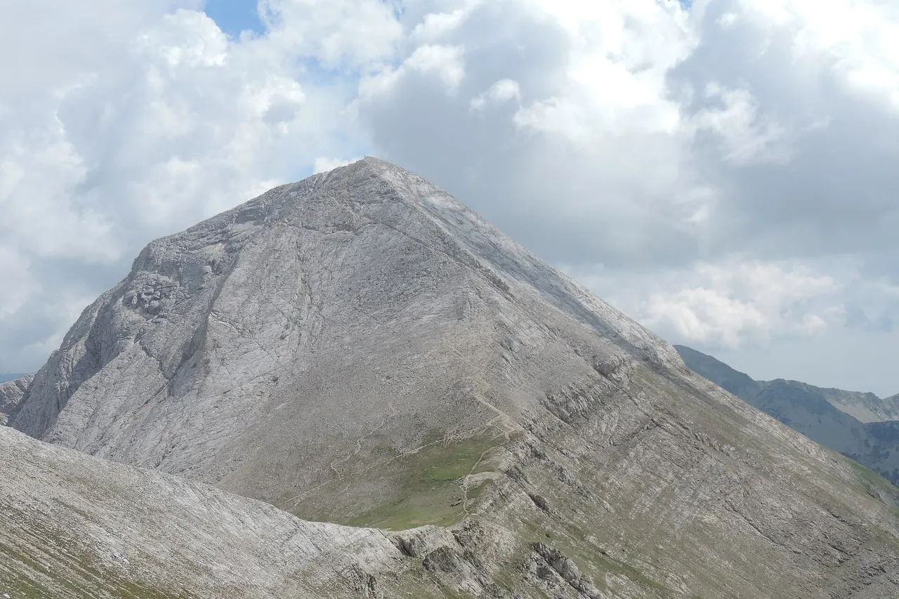 La masse rocheuse du Vihren dans les montagnes du Pirin