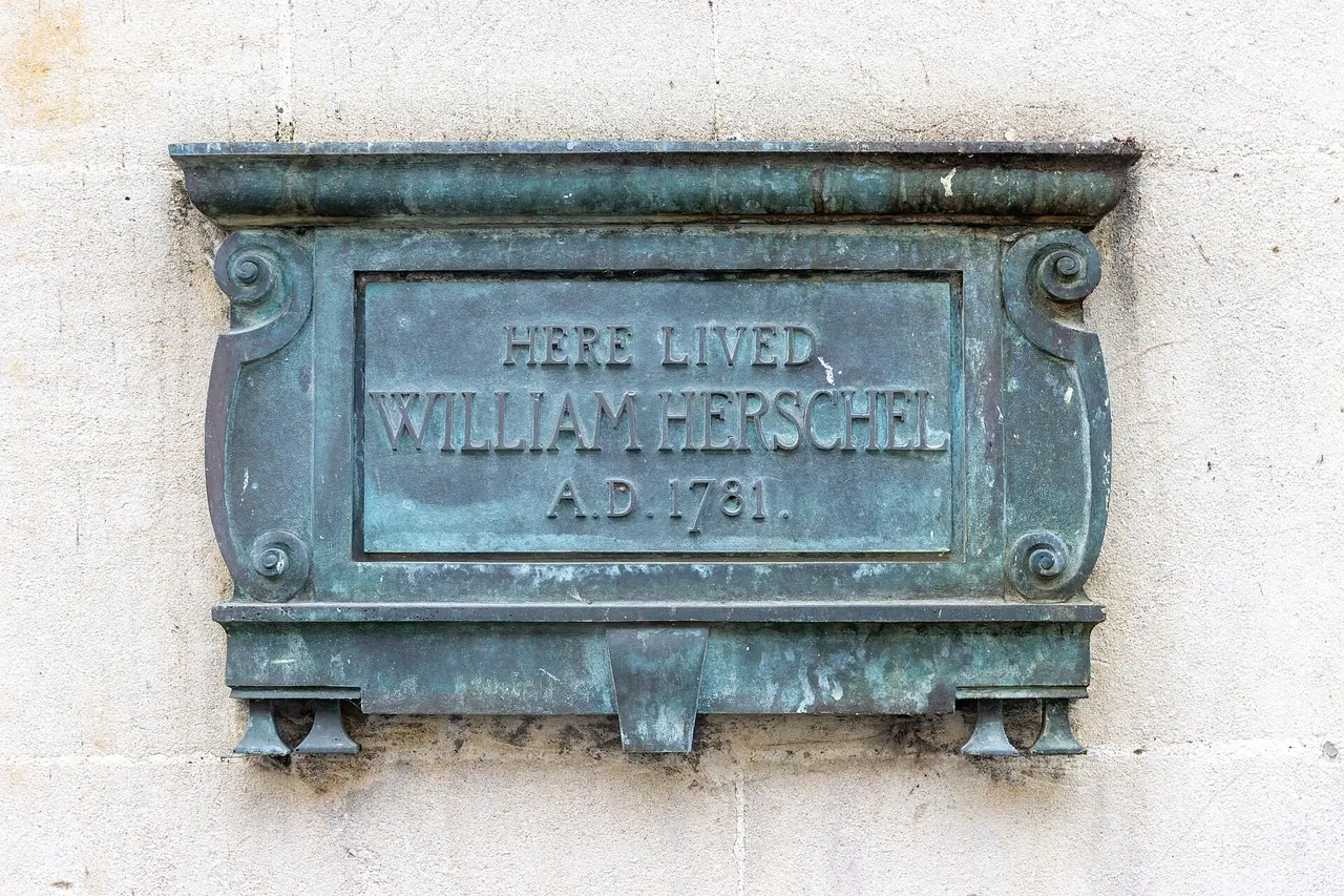 The William Herschel commemorative plaque on the museum exterior in Bath