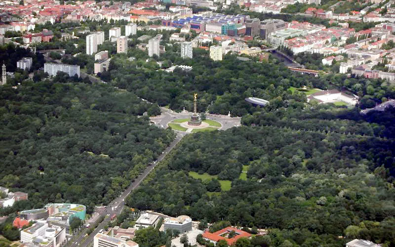 Tiergarten's wooded paths around the Victory Column, seen from above