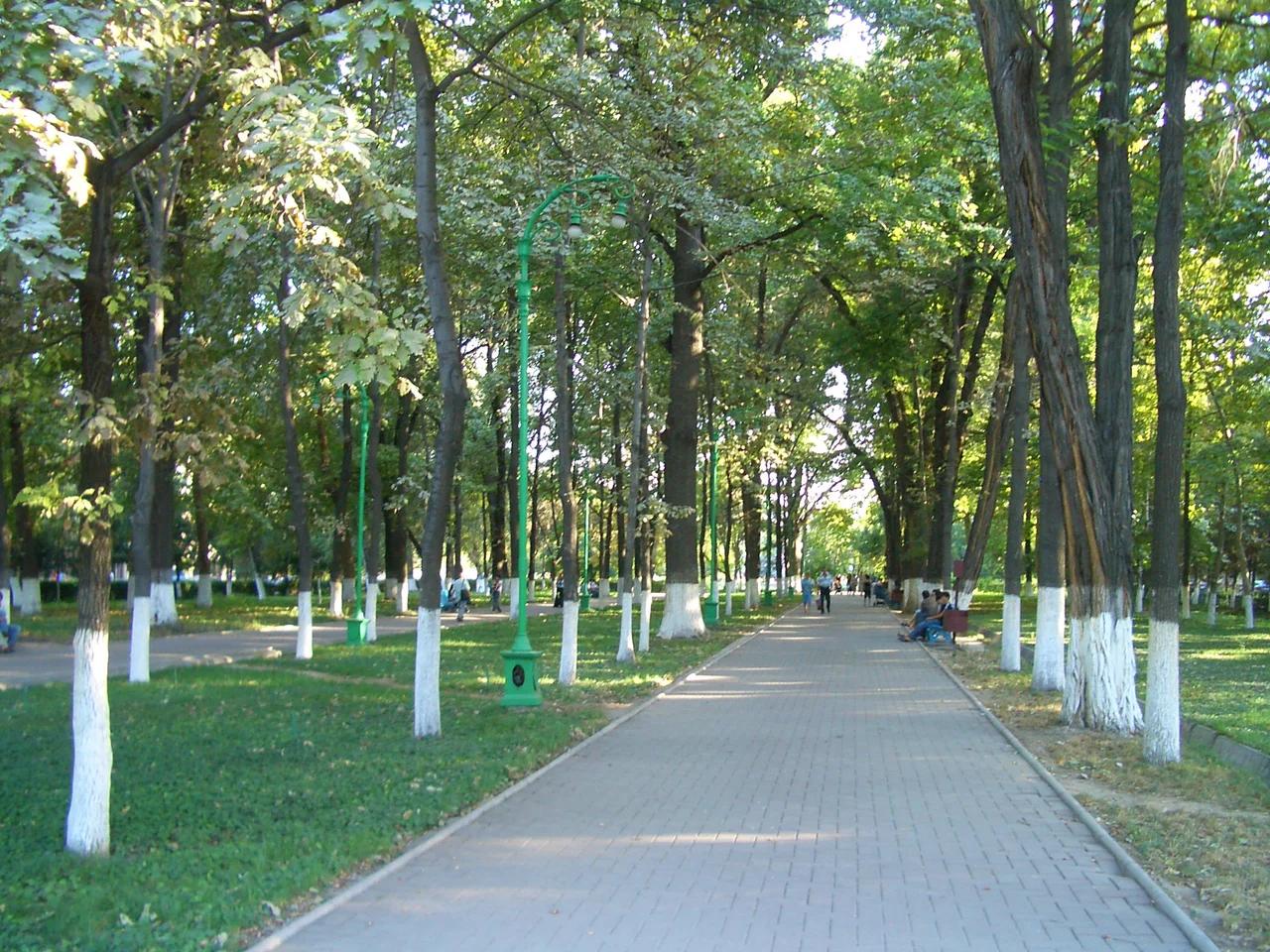 Tree-lined pedestrian paths along Erkindik Boulevard in Bishkek, photographed in 2007