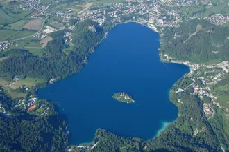 Η λίμνη Μπλεντ, το νησάκι της και το αλπικό τοπίο γύρω τους