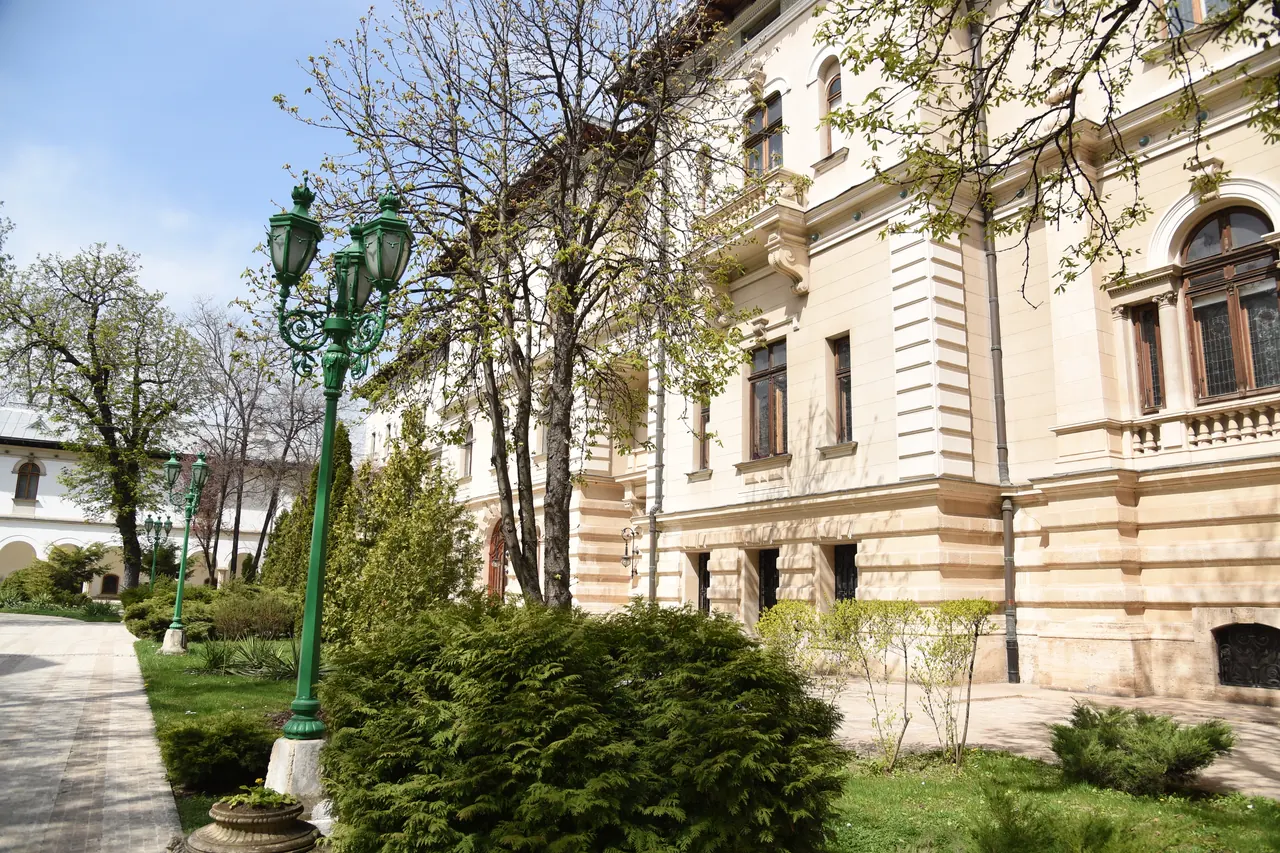 Palace facade and courtyard at the Cotroceni complex