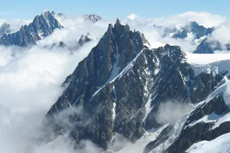 Die Aiguille du Midi und umliegende Gipfel von Südwesten gesehen