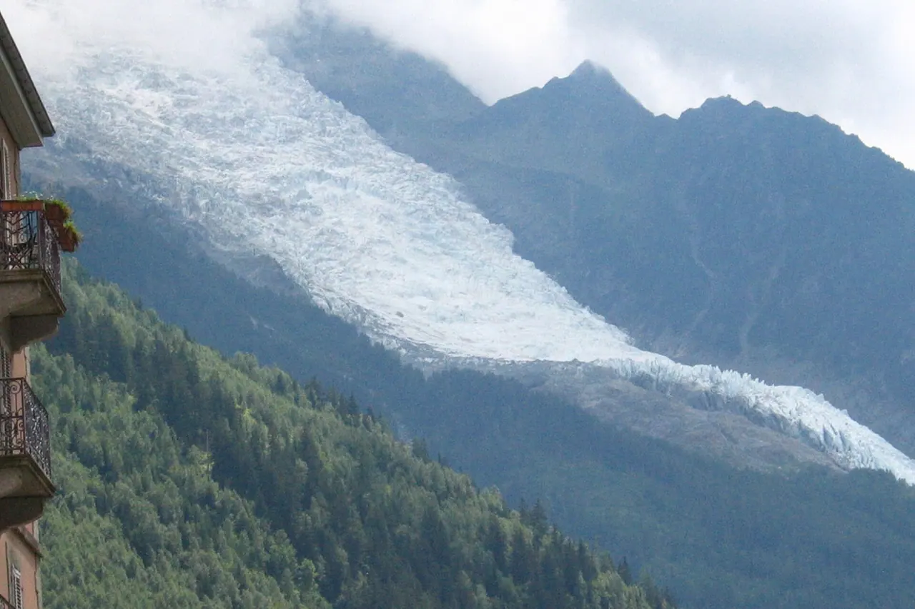Le glacier des Bossons descendant dans le paysage de montagne