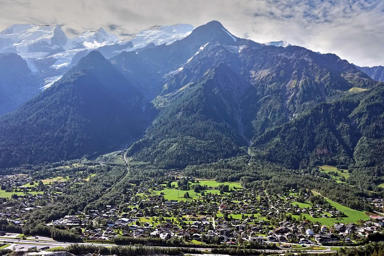 Το χωριό Les Houches με βουνά στο βάθος
