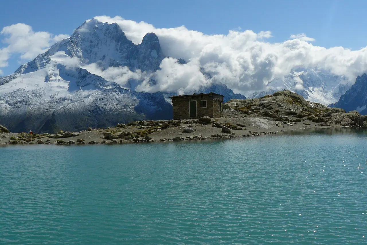 Le lac Blanc dans les Aiguilles Rouges au-dessus de Chamonix