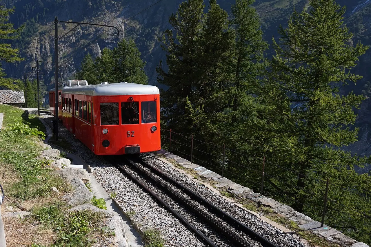 Un train du chemin de fer à crémaillère du Montenvers