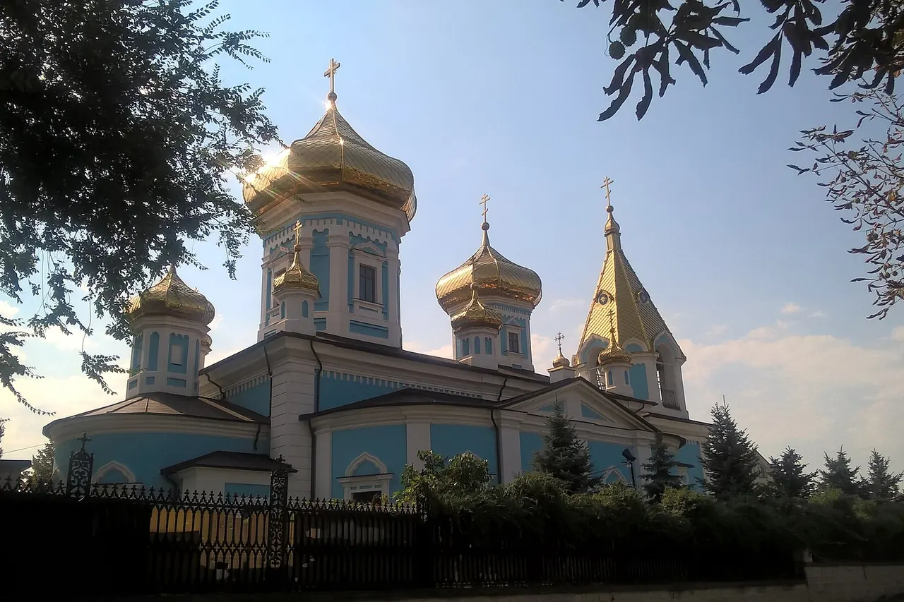 L’église bleu et blanc du monastère de Ciuflea à Chișinău, avec ses coupoles