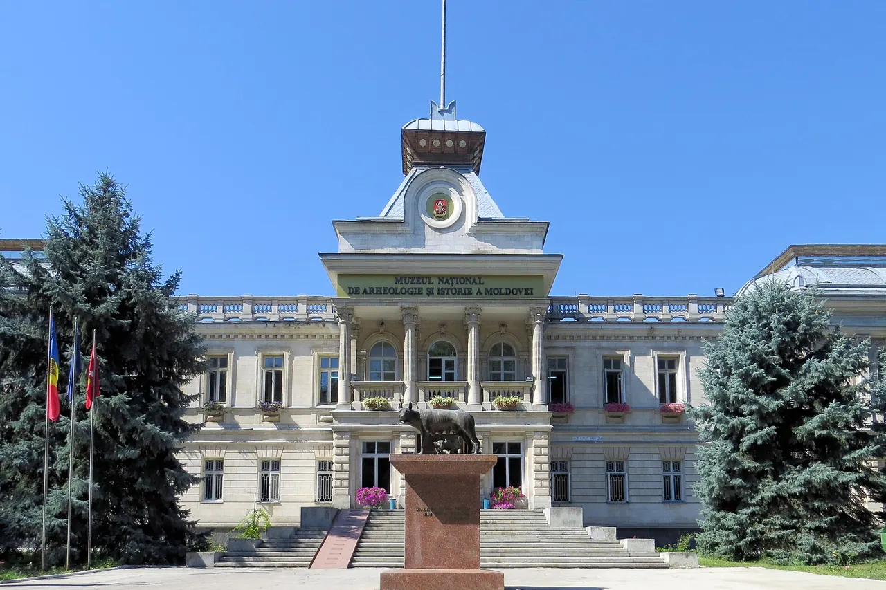 Das Nationale Geschichtsmuseum der Republik Moldau in Chișinău mit seiner repräsentativen historischen Fassade