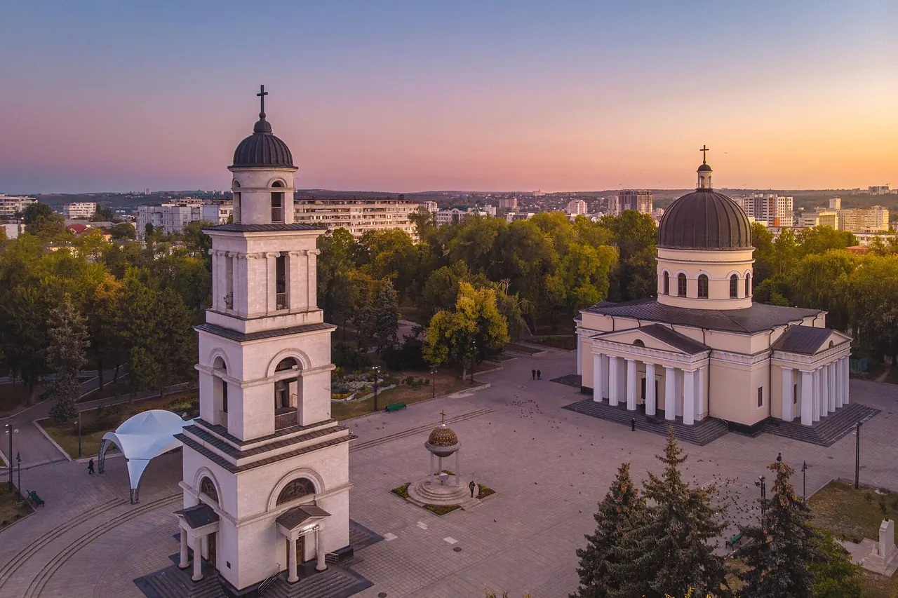 La cathédrale de la Nativité à Chișinău, avec son portique classique clair et sa coupole centrale