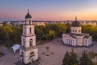Die Christi-Geburt-Kathedrale in Chișinău mit hellem klassizistischem Portikus und zentraler Kuppel