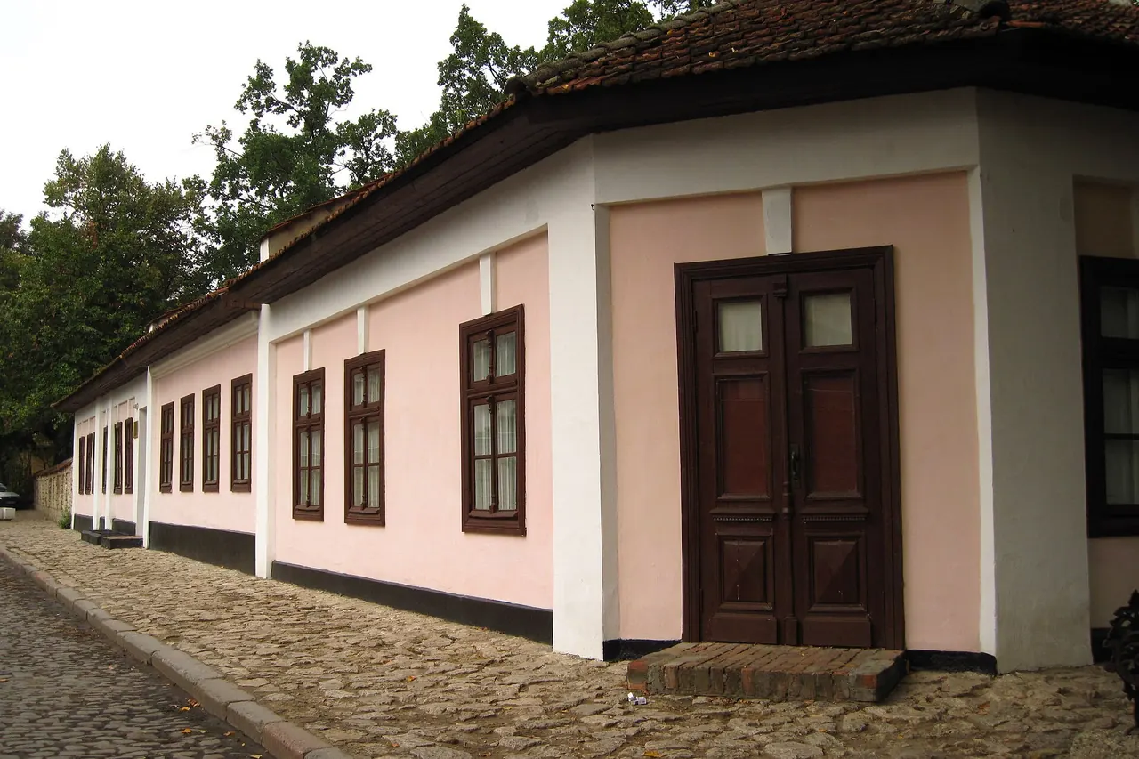 Niedriges historisches Gebäude mit Garten im Puschkin-Hausmuseum in Chișinău