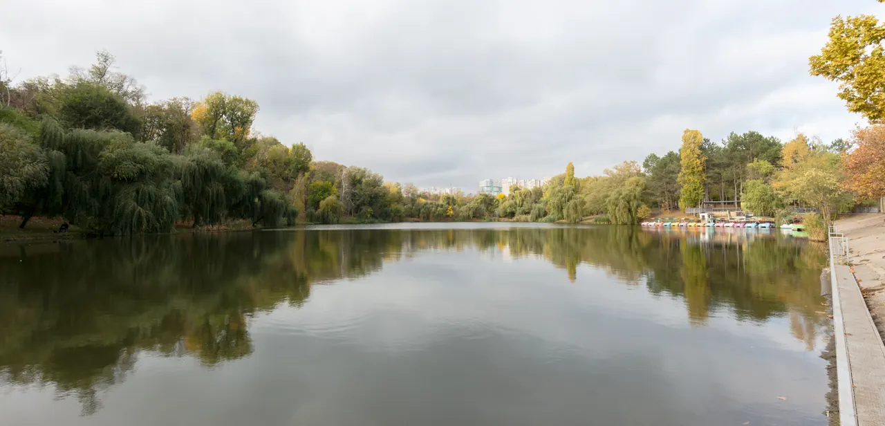 Lac et berges bordées d’arbres dans le parc Valea Trandafirilor à Chișinău