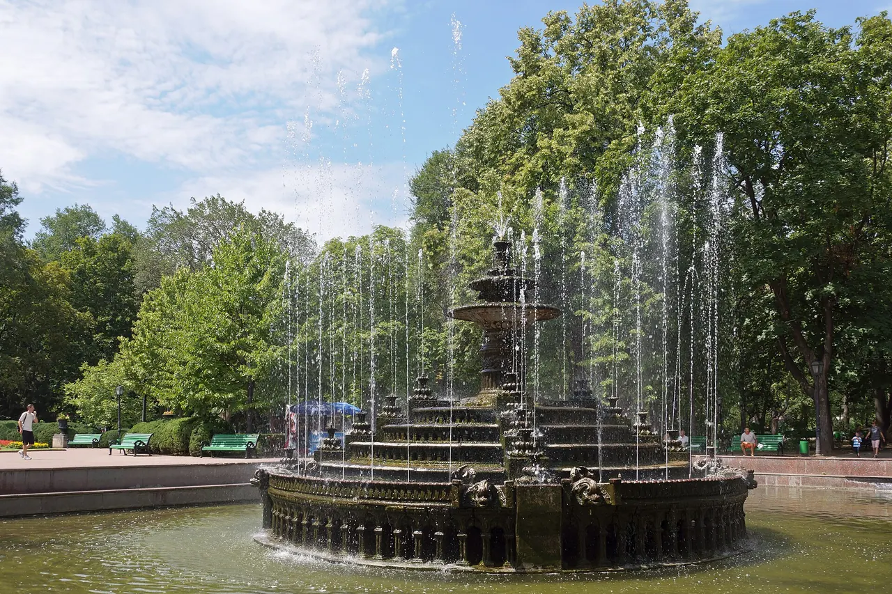 Brunnen und baumgesäumte Wege im Zentralpark Ștefan cel Mare in Chișinău