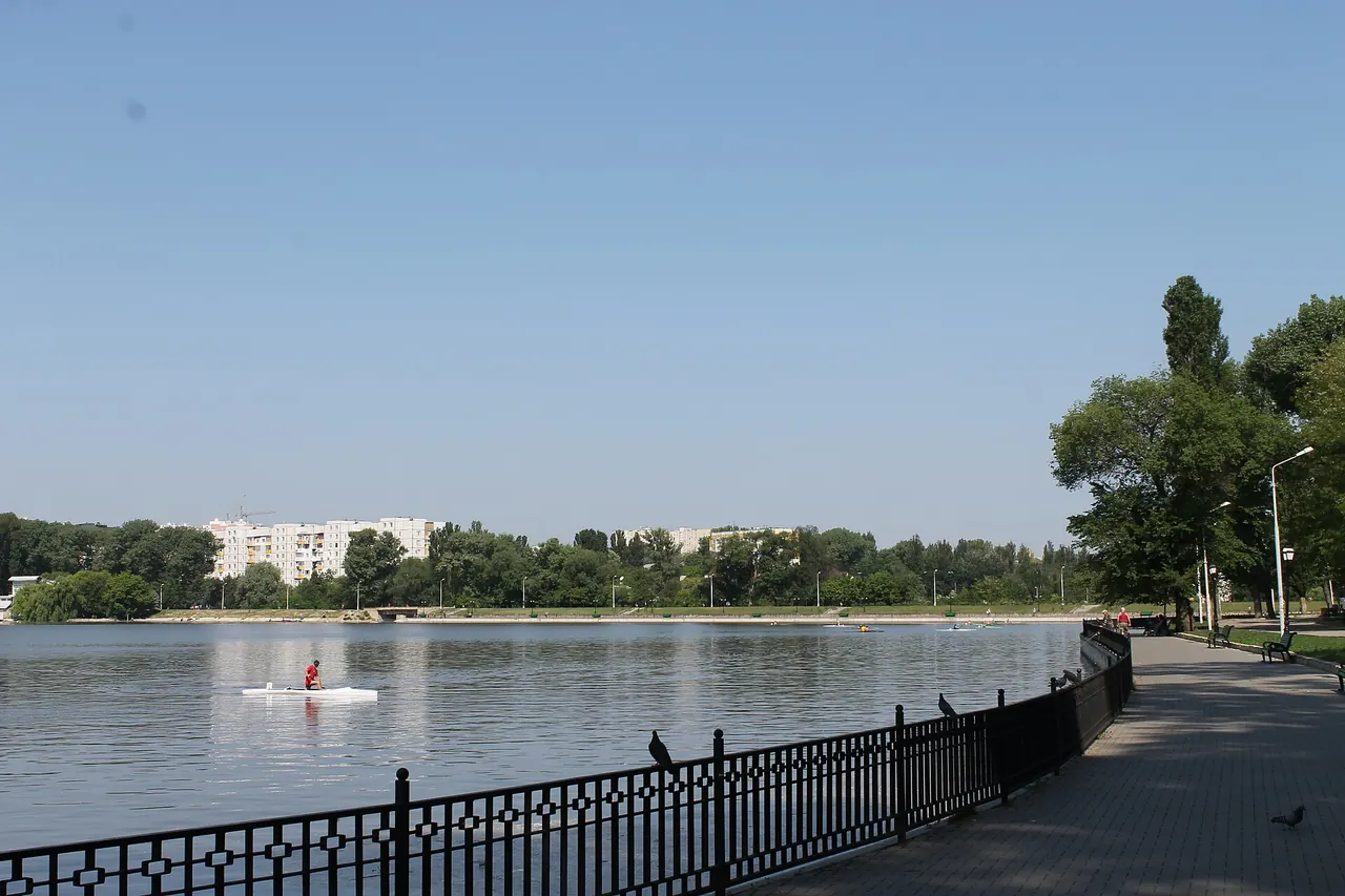 Le lac et ses berges aménagées dans le parc Valea Morilor à Chișinău