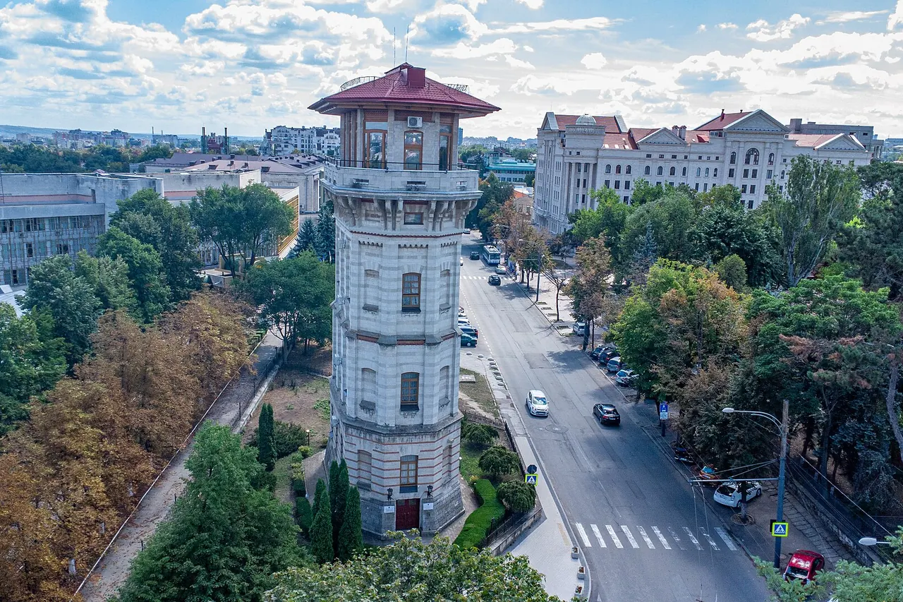Der historische Wasserturm aus Stein und Ziegel in Chișinău neben dem Universitätsviertel